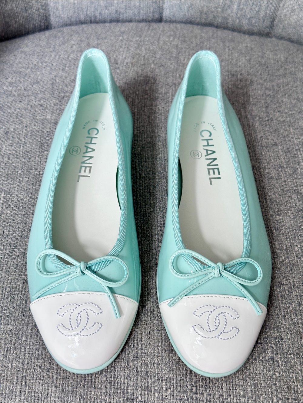 2026 CHANEL TURQUOISE PATENT LEATHER WHITE CC LOGO CAPTOE BALLET FLATS size 37C - Picture 4 of 16